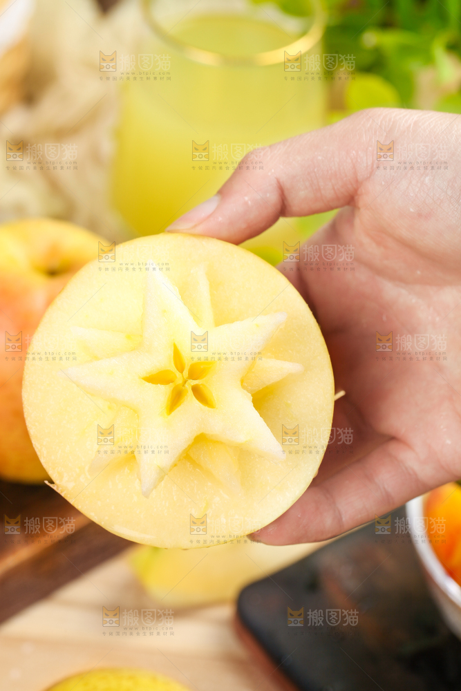 手里拿着新鲜苹果