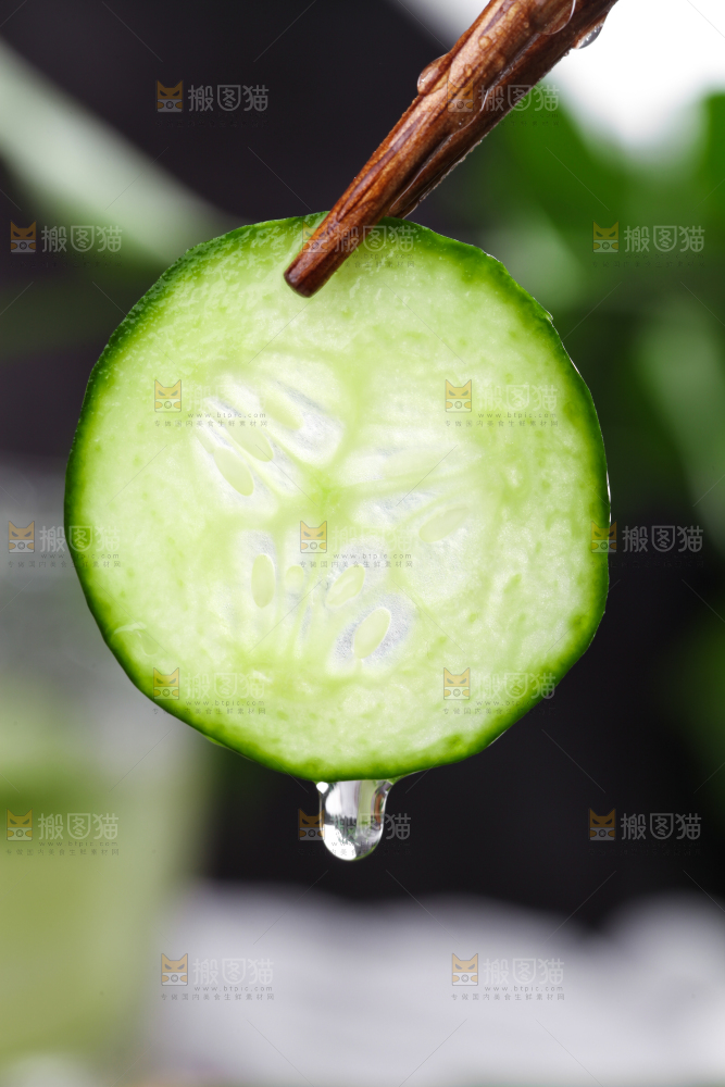 筷子上夹着水果黄瓜
