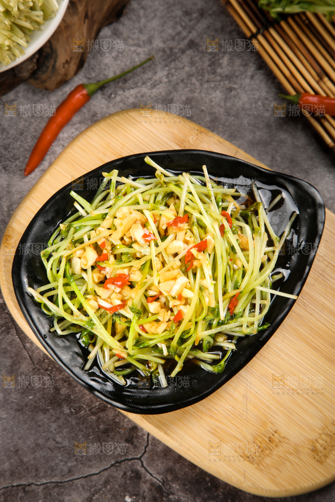盘子里装着炒豌豆芽苗菜
