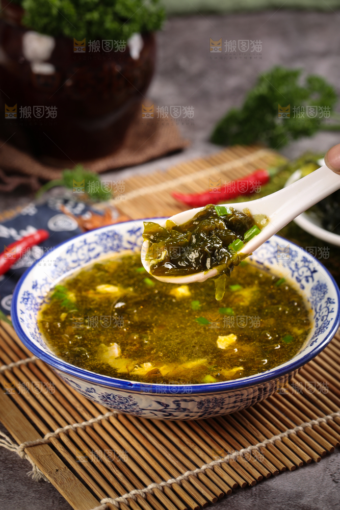 碗里装着地皮菜鸡蛋汤