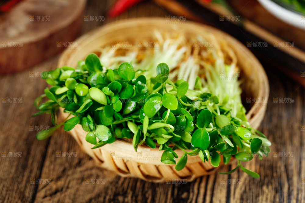 木底上放着一筐香椿苗