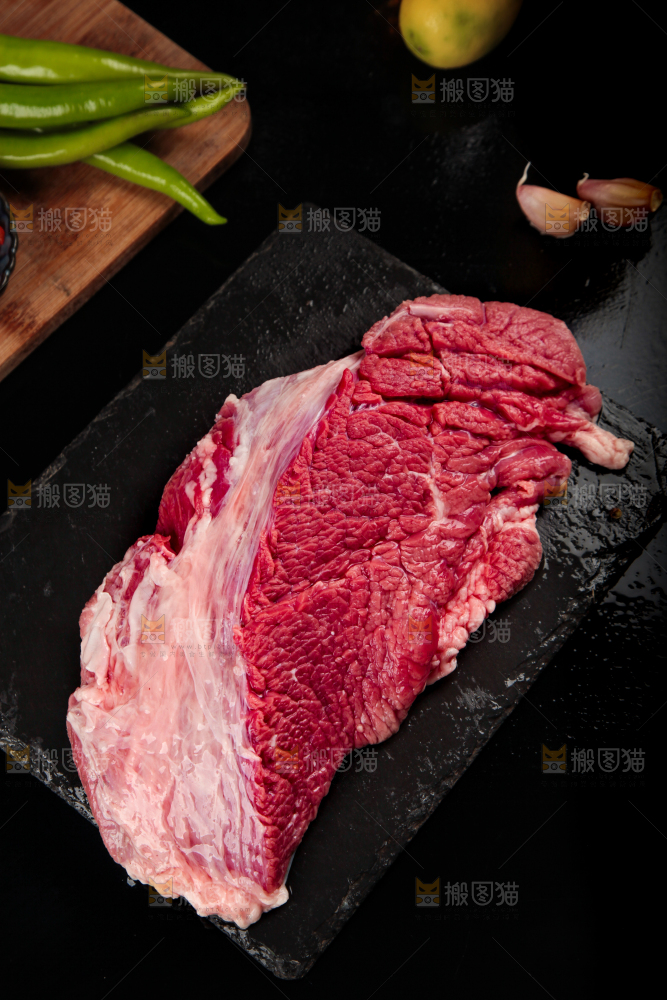 黑石板上的草原散养牛腿肉