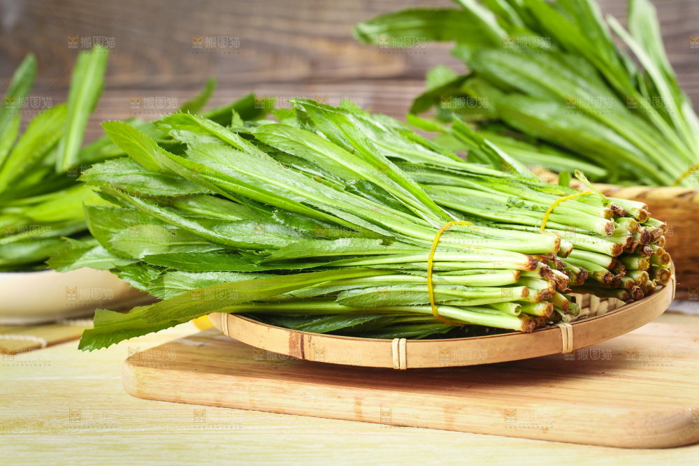 木底上放着一盘云南新鲜大香菜