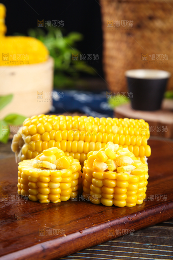 木板上的东北玉米