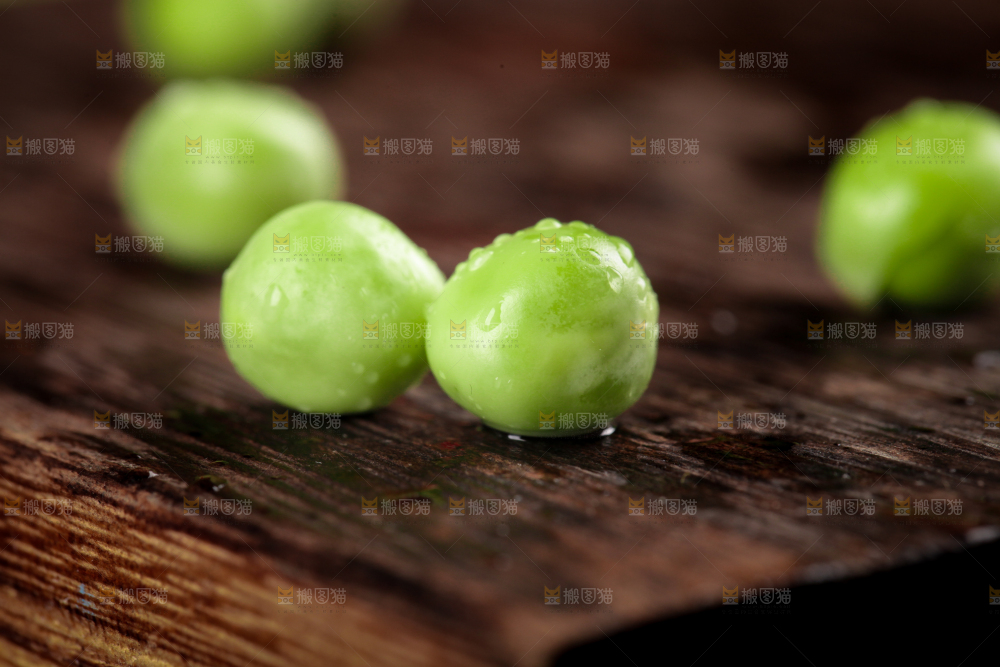 木板上摆放着云南新鲜豌豆