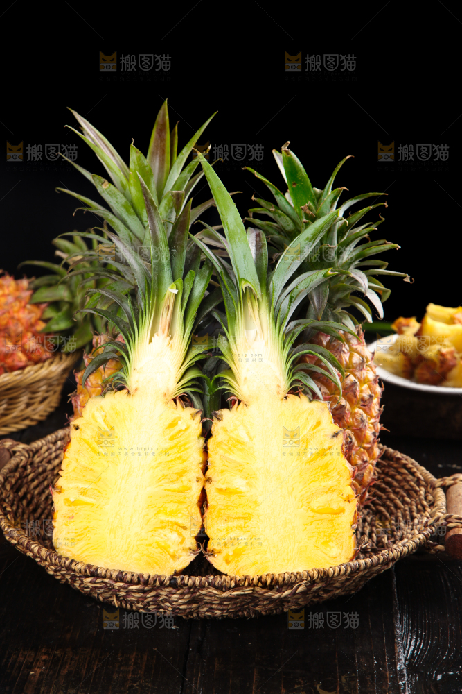 篮子里装着海南金钻凤梨
