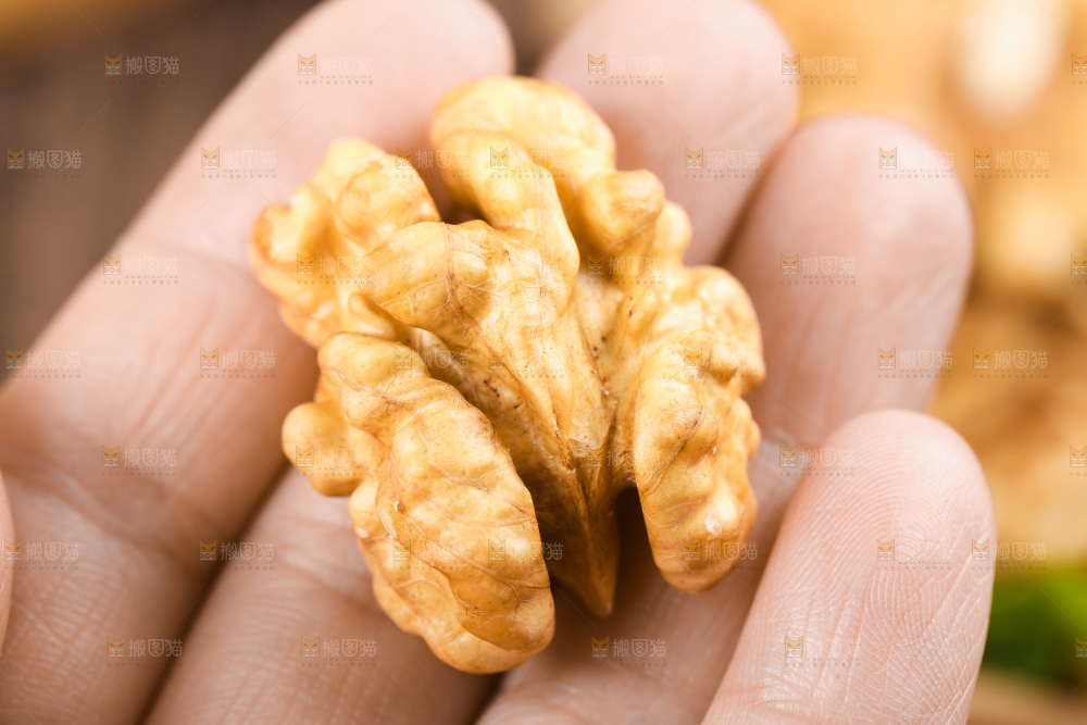 手拿核桃仁