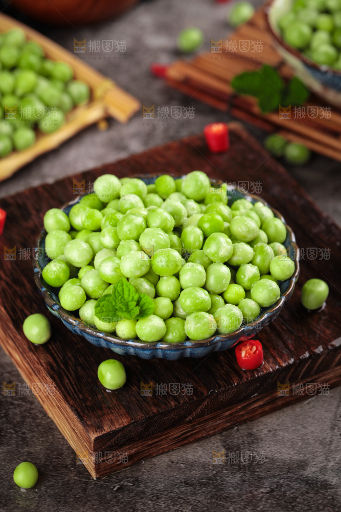 盘子里装着青豌豆