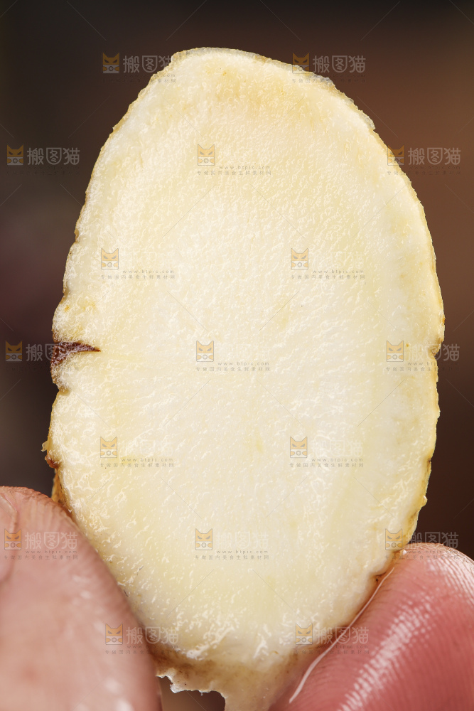 手拿切开的人参