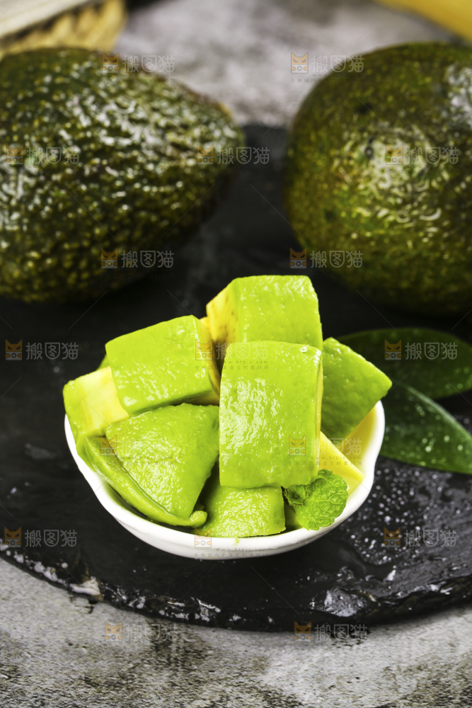 石板上放着一碗牛油果果肉