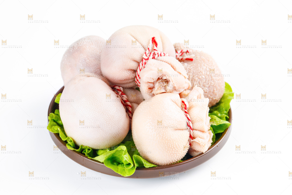一盘肚包肉放在白底上