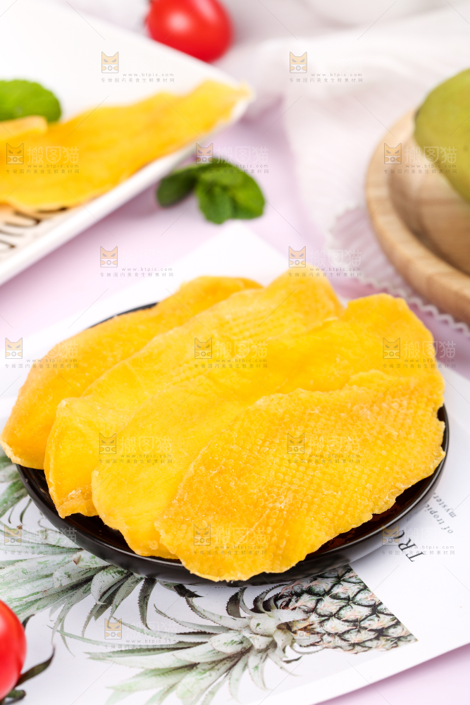 浅底上放着一盘干芒果