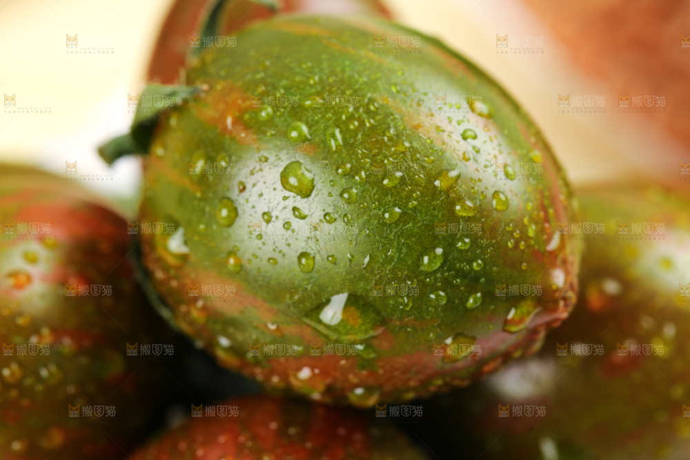 浅底上放着一盘迷彩小番茄