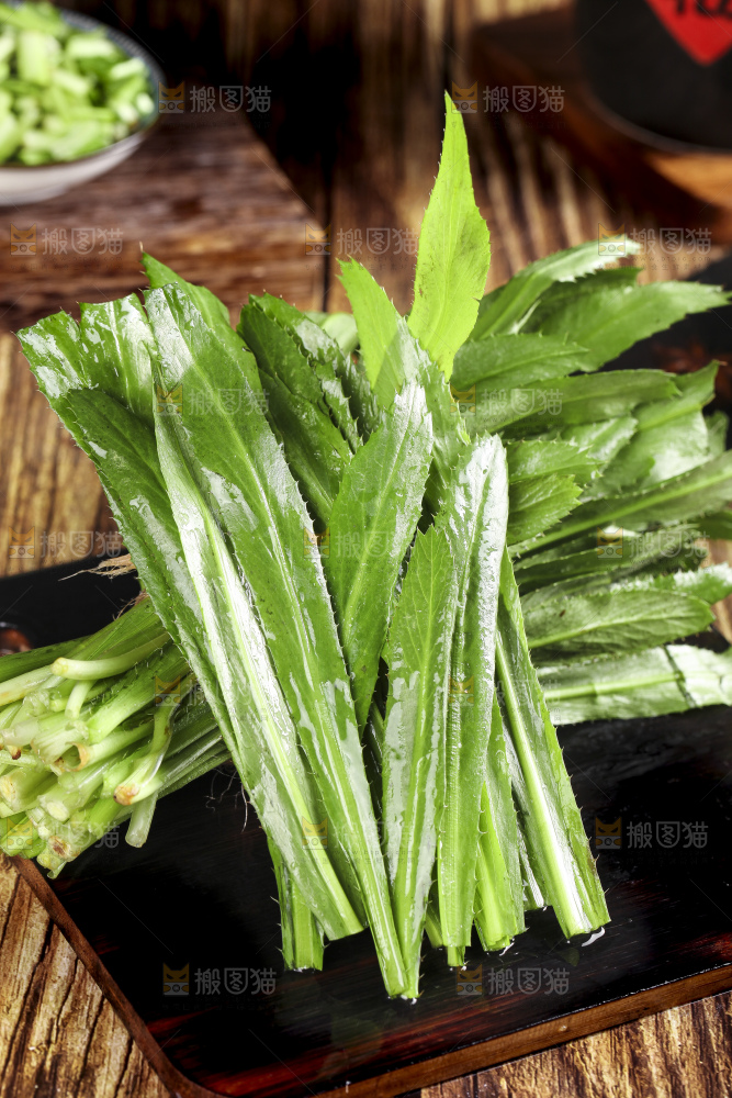 深底上放着一盘切开的刺香菜