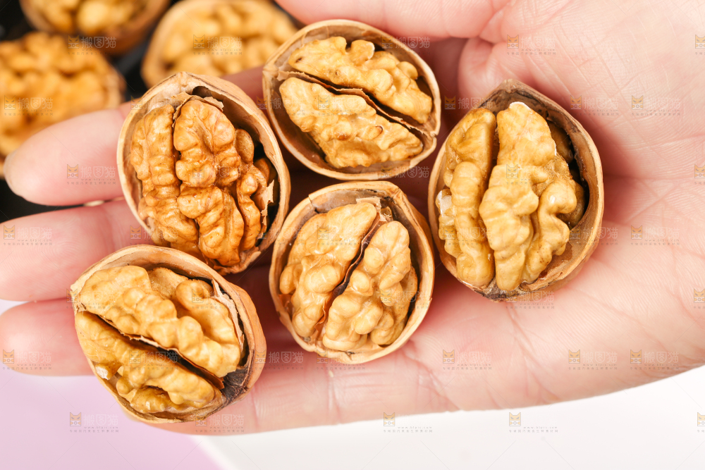 手拿剥开的新疆核桃