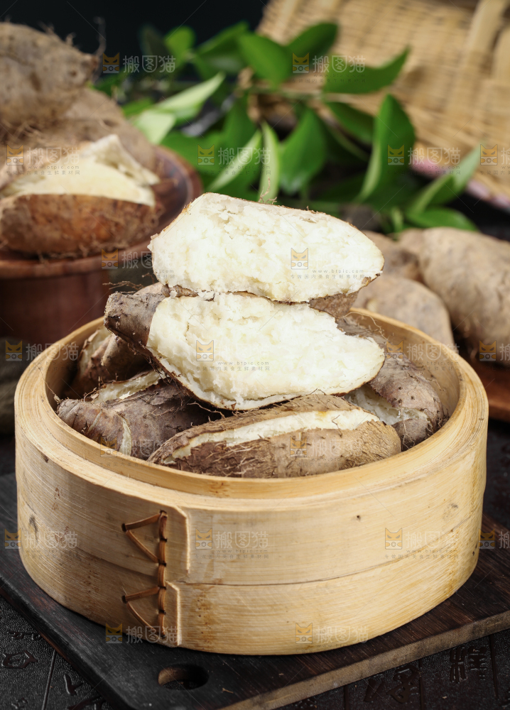 石板上放着一笼熟毛薯
