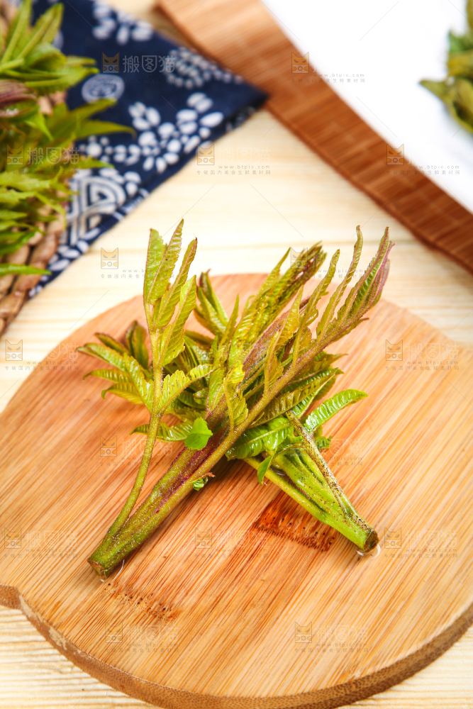 木板上放着沂蒙山香椿芽