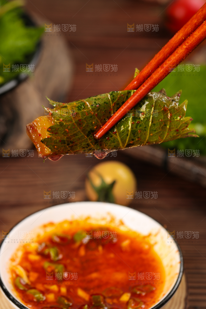 筷子夹着紫苏