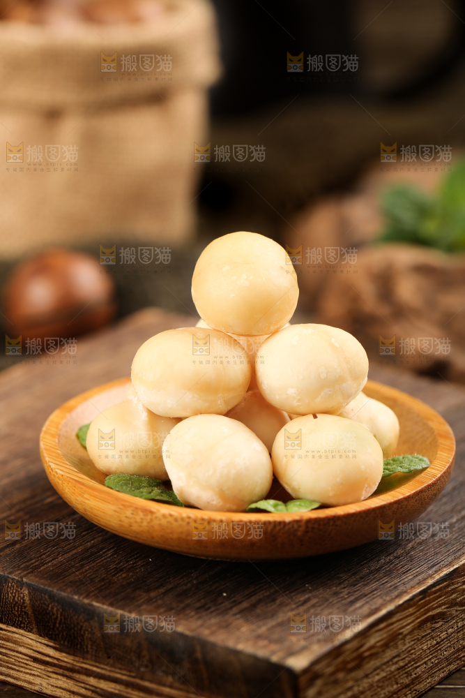 木底上放着一盘夏威夷果果仁