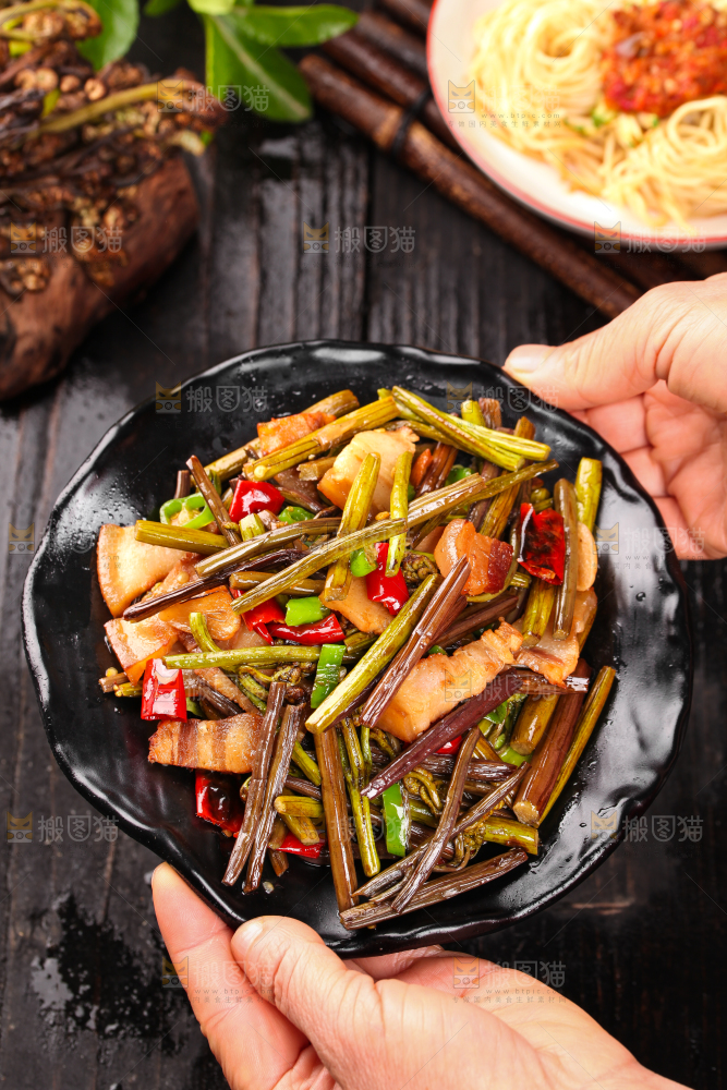 手端一盘蕨菜炒肉