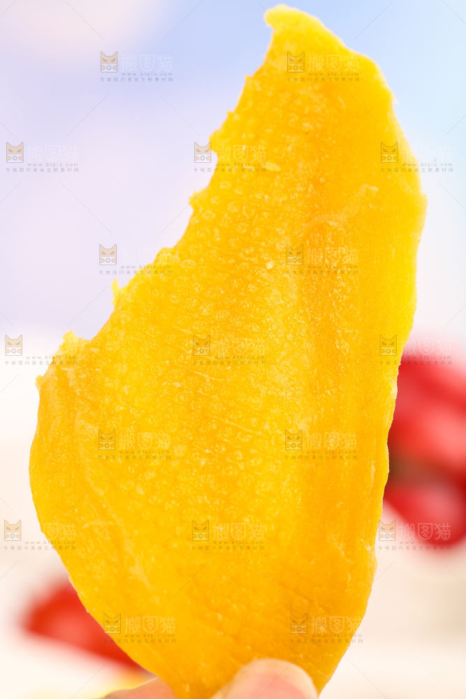 手拿芒果干