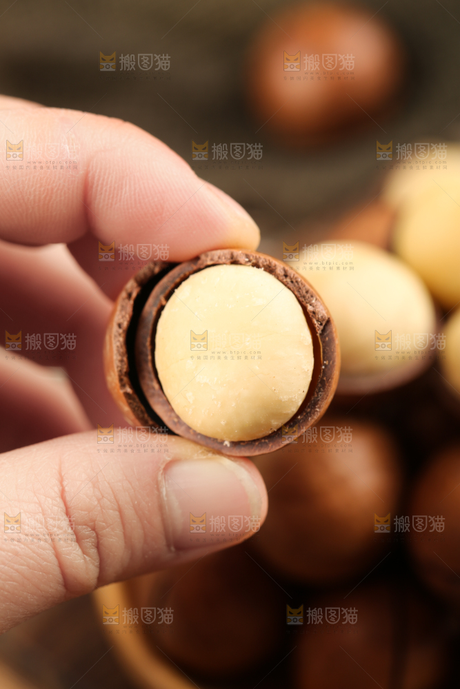 手拿夏威夷果