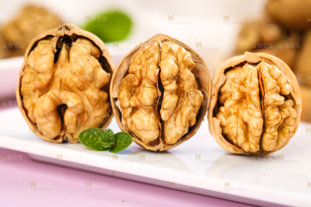 盘子里剥开的纸皮核桃
