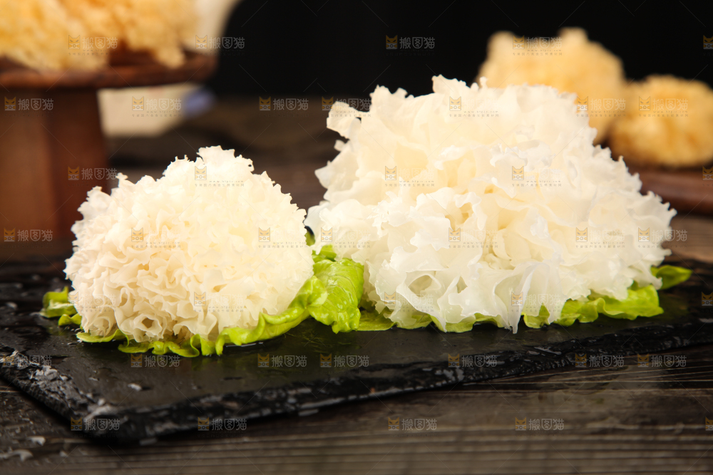 黑石板上的糯银耳