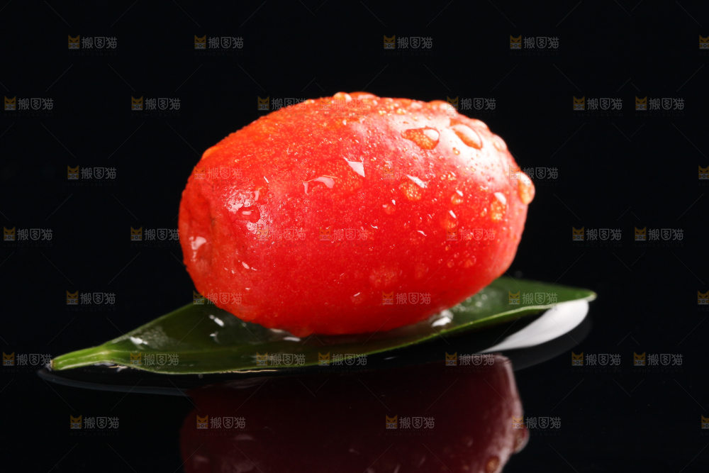 树叶上的羊奶果