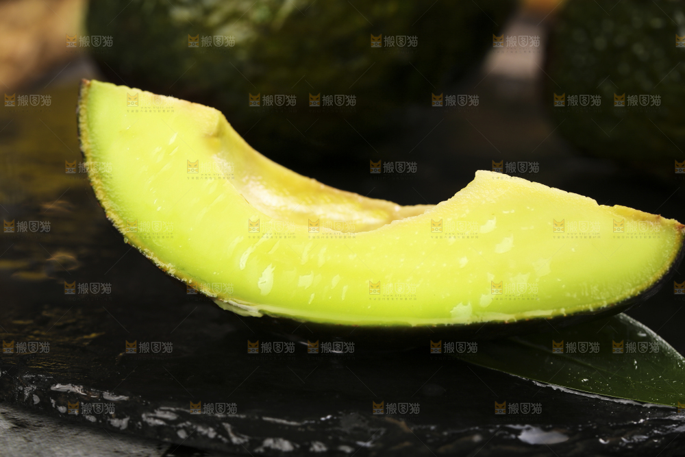 切开的牛油果放在黑石板上