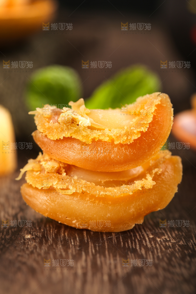 木底上的干鲍鱼