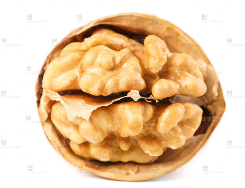 白底上剥开的薄壳核桃