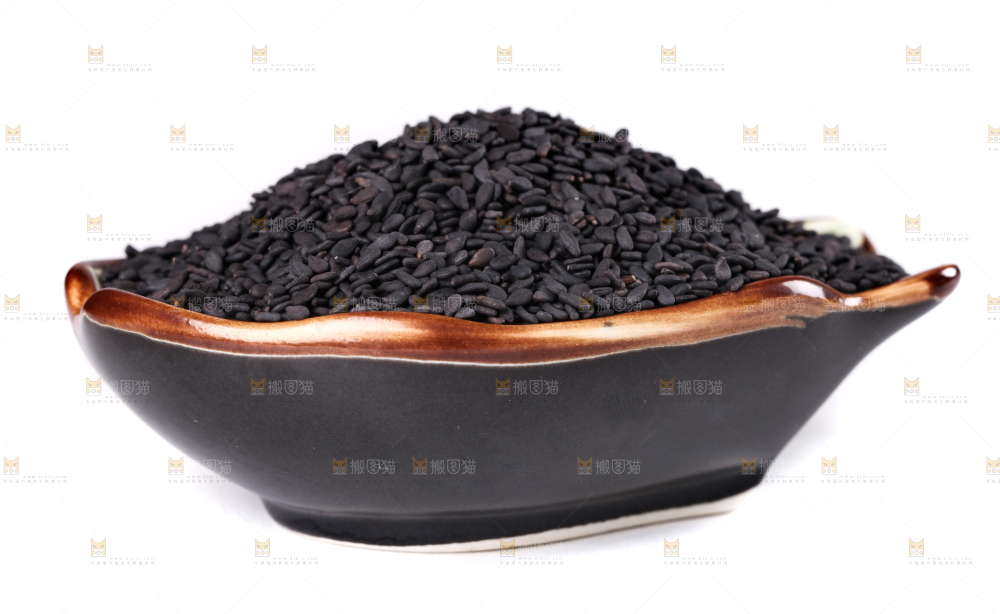 白底上放着一碟新鲜黑芝麻