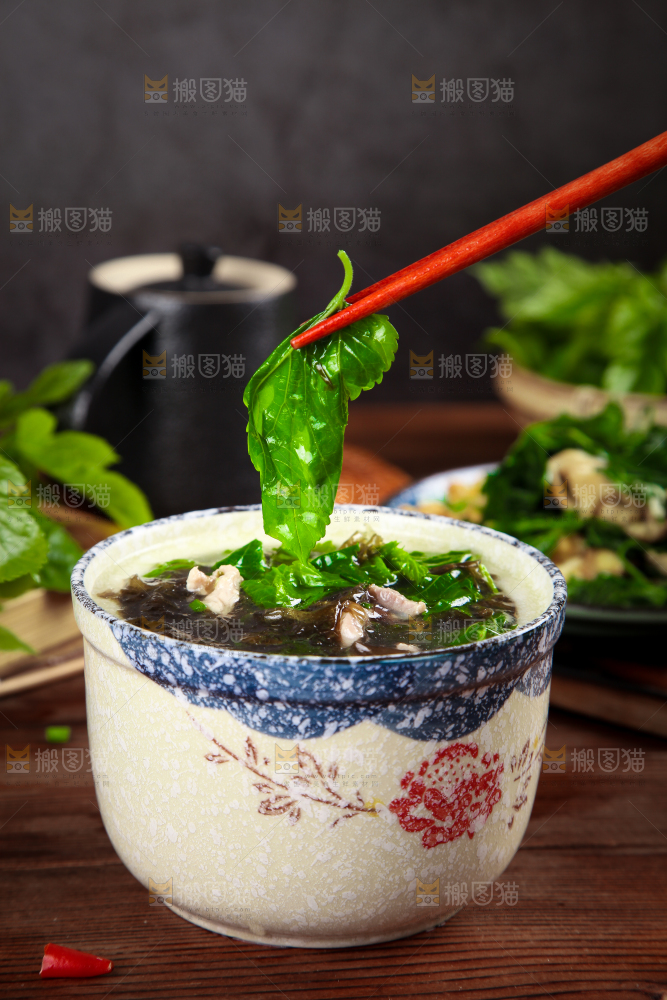 木底上放一碗桑叶瘦肉汤