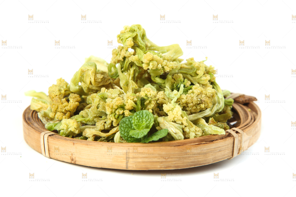 白底上放着一盘湖南花菜干
