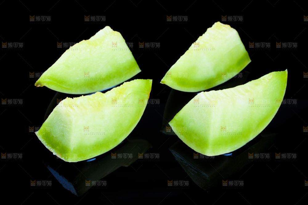 切开的新鲜玉菇甜瓜放在黑底上