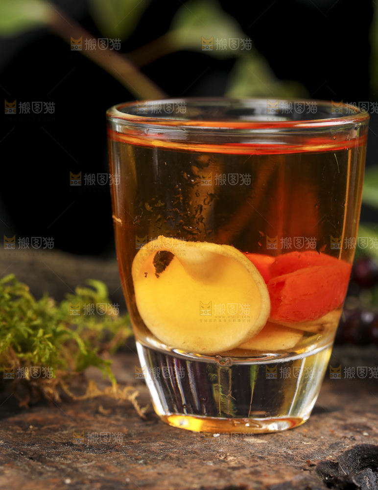 木底上放着一杯人参酒