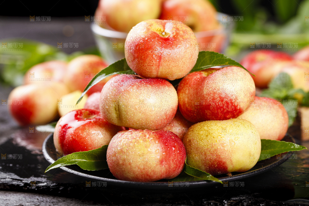 黑石板上放着油蟠桃