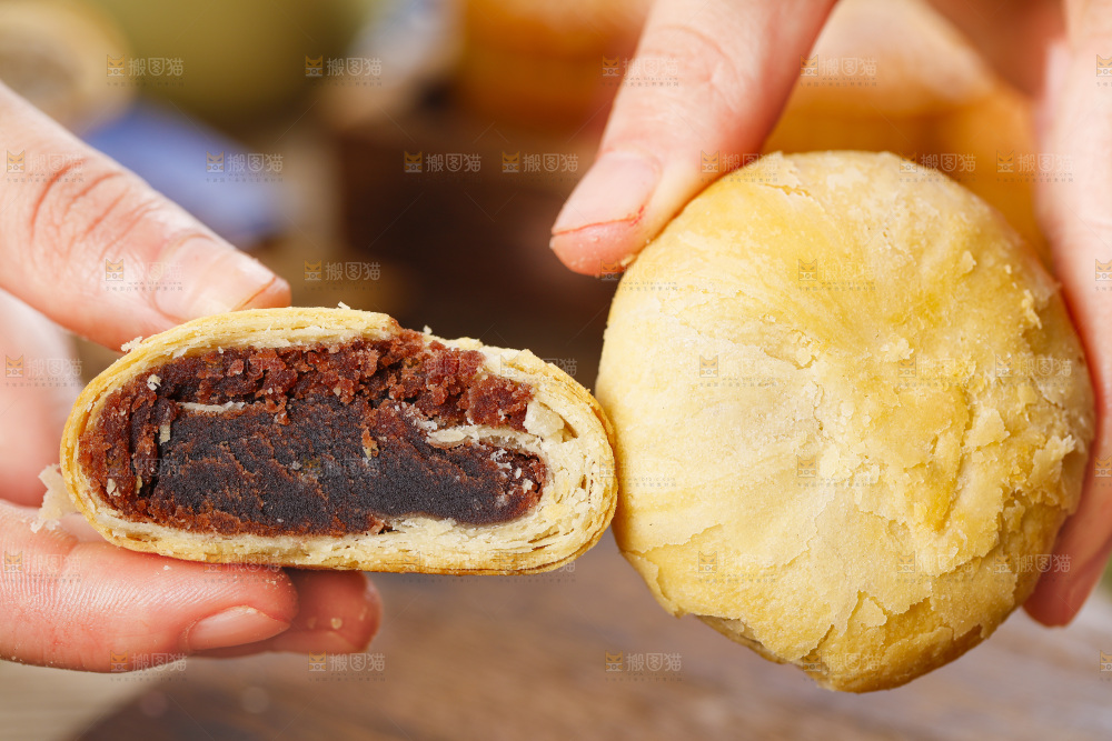 手里拿着老月饼