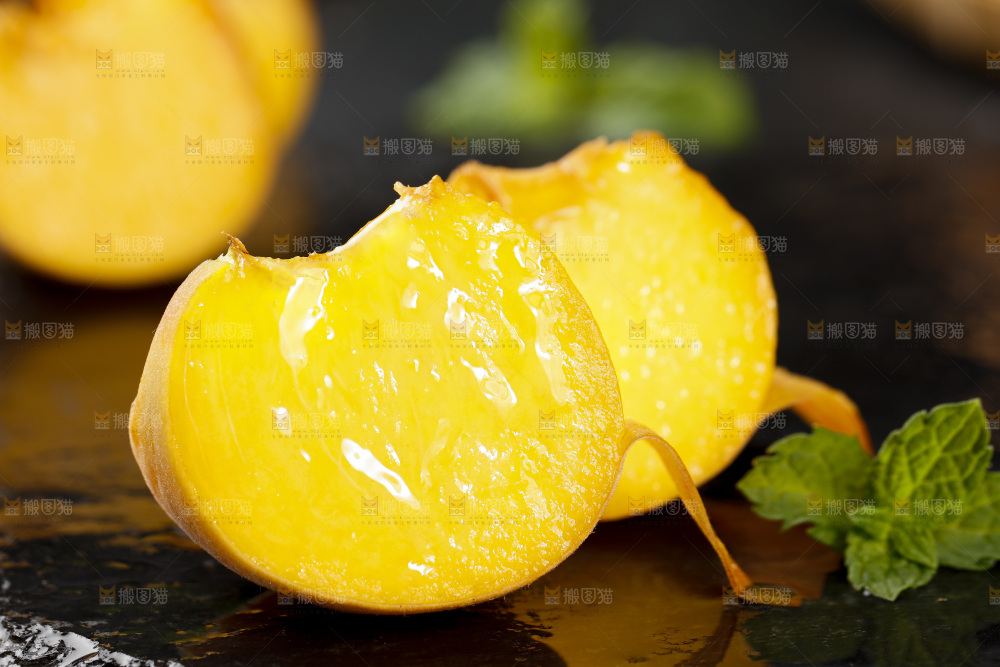 黑底上的毛蟠桃