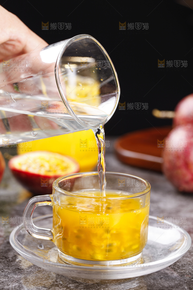 杯子里装着百香果汁