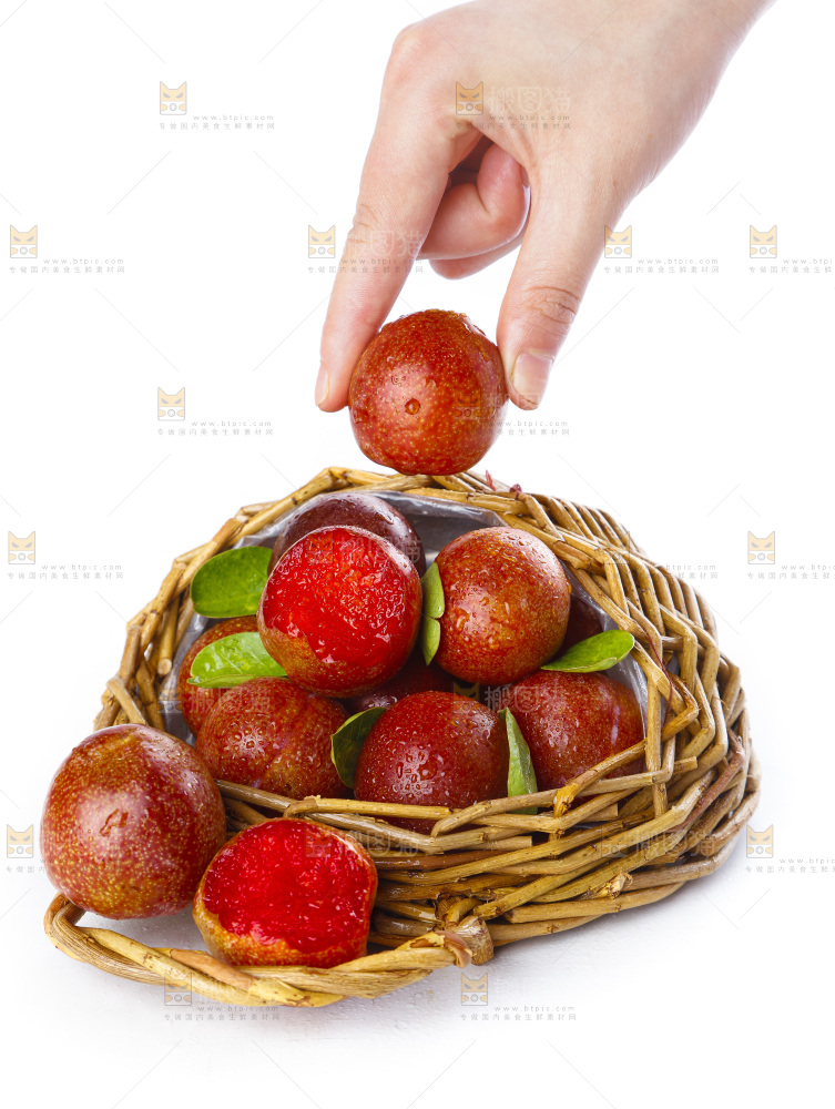 篮子里放着红肉三华李