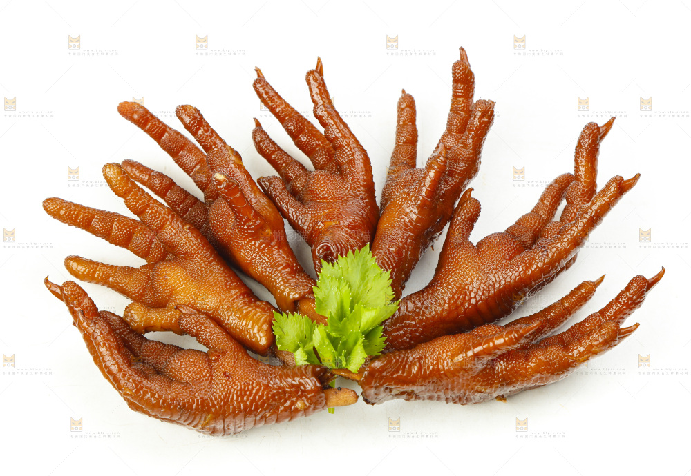 白底上摆放着麻辣鸡爪