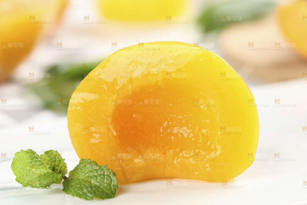 石板上放着黄肉水蜜桃