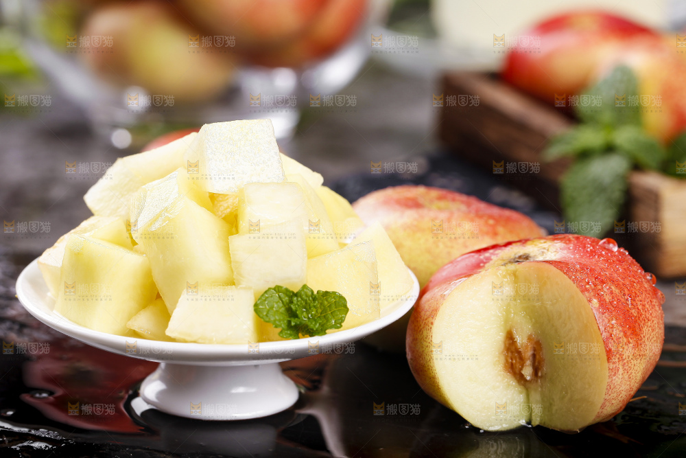 碟子里的蟠桃果肉