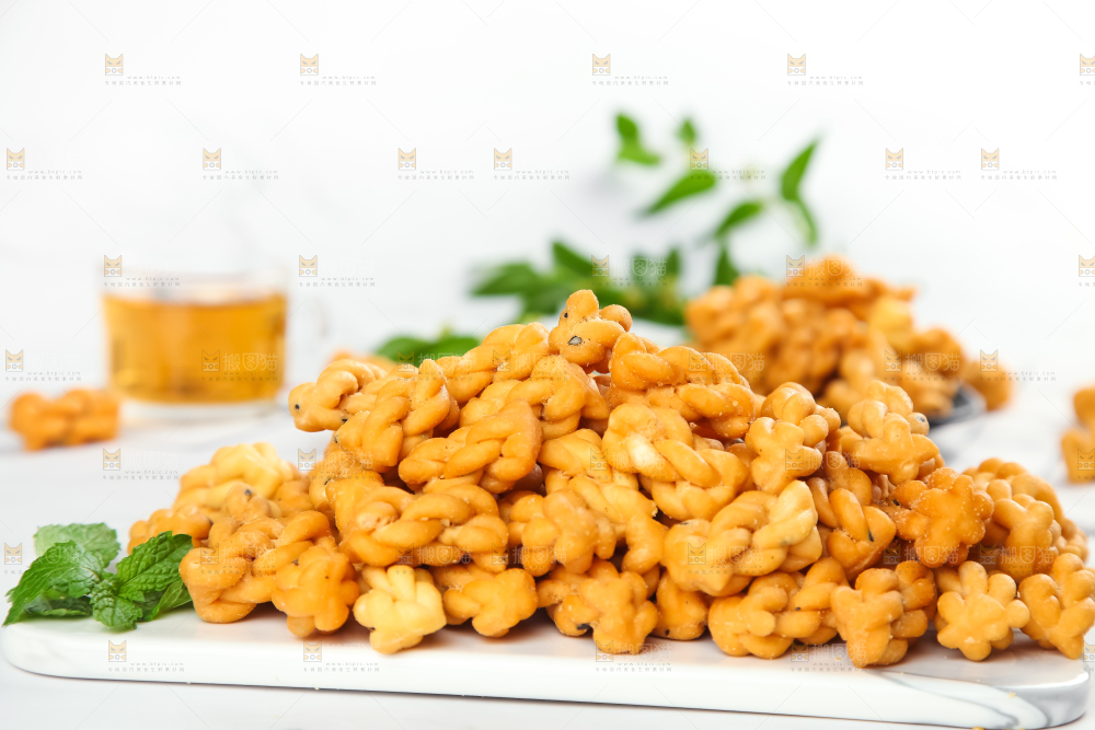 盘子里装着小麻花