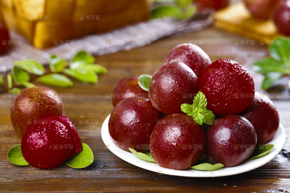 盘子里的红肉三华李