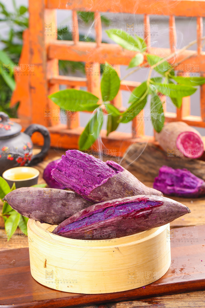 蒸笼里装着沙地紫薯