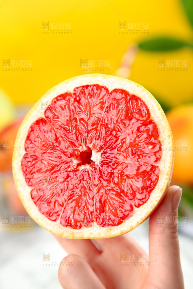 手上拿着西柚果肉