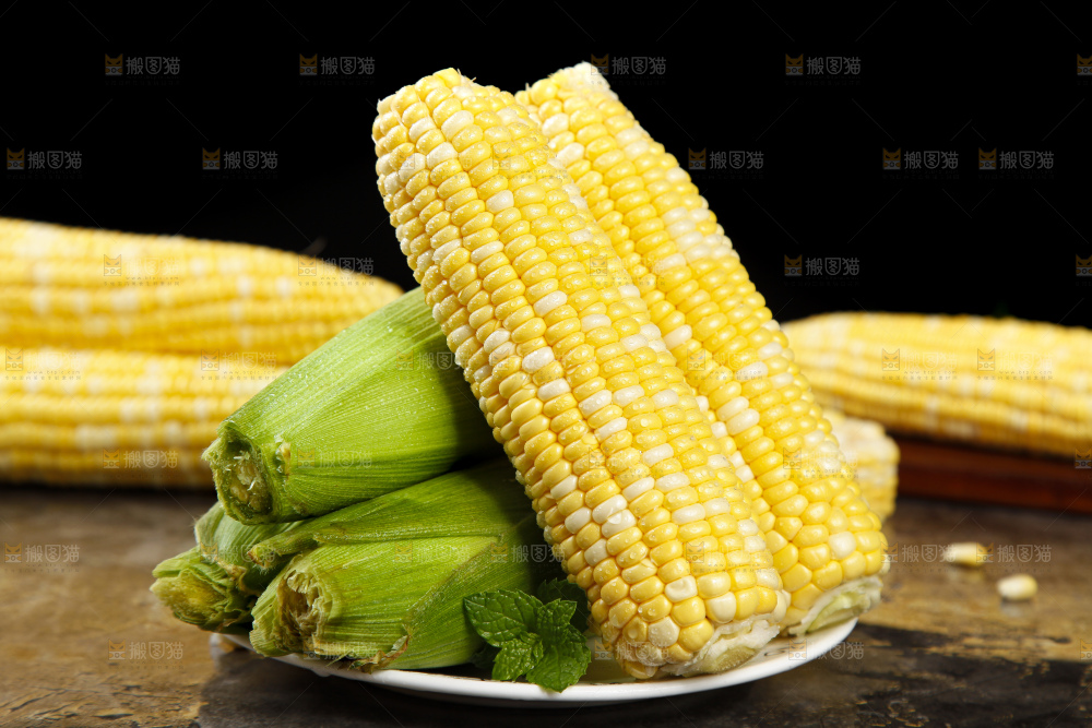 盘子里的云南水果玉米